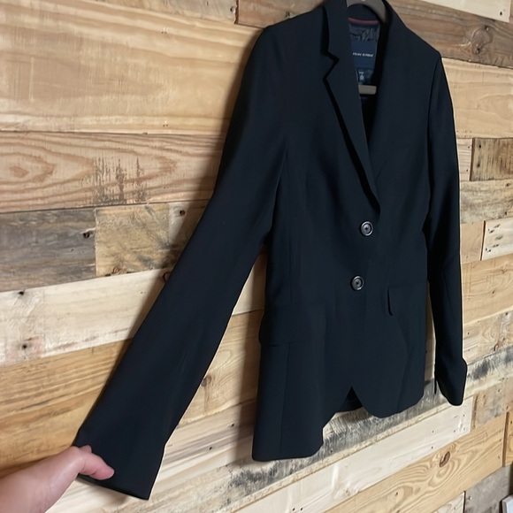 Banana Republic size 4 Black Fitted Stretch Two Button Blazer with Pockets - Picture 4 of 12